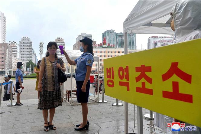 Gần 2,6 triệu ca tử vong, nhiều tiểu bang Mỹ "nới lỏng" khẩu trang Kiểm tra thân nhiệt phòng lây nhiễm COVID-19 tại Bình Nhưỡng,Triều Tiên. Ảnh: AFP/TTXVN