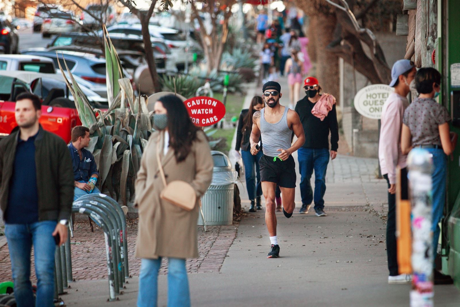 Người dân đi lại trên đại lộ South Congress ở Austin, Texas, Mỹ ngày 3-3-2021, có người không đeo khẩu trang. Ảnh: Getty Images