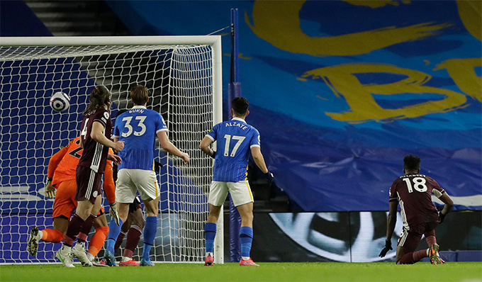 'Bầy cáo' vươn lên nhì bảng Amartey ghi bàn khá dễ dàng mang về chiến thắng cho Leicester