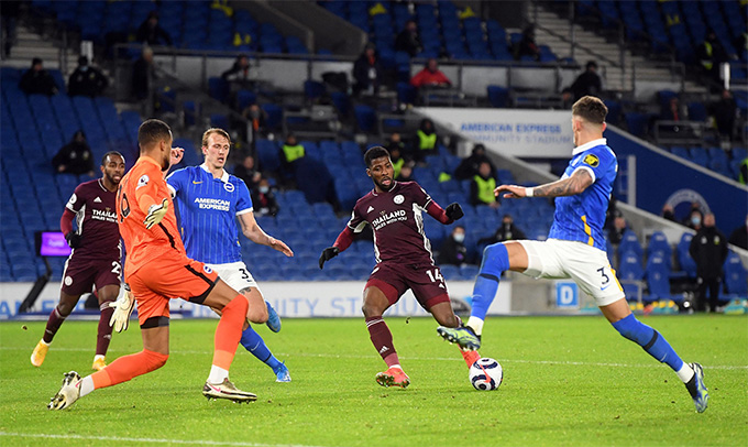 'Bầy cáo' vươn lên nhì bảng Iheanacho san bằng cách biệt cho Leicester