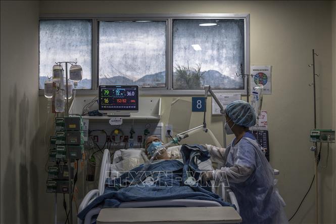 Nhân viên y tế điều trị cho bệnh nhân COVID-19 tại bệnh viện ở Rio de Janeiro, Brazil, ngày 5-3-2021. Ảnh: AFP/TTXVN