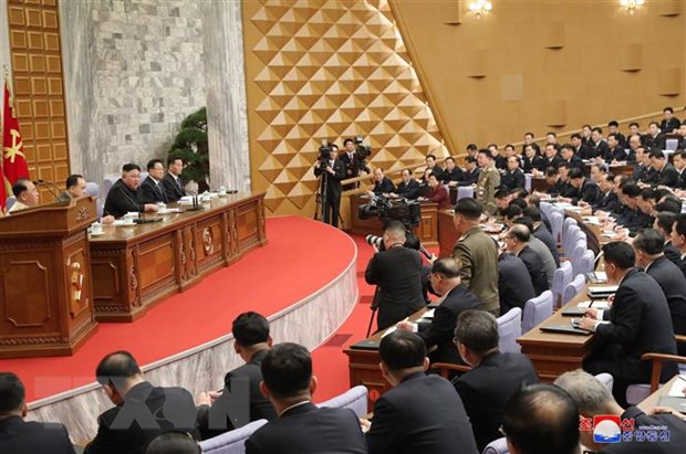 Nhà lãnh đạo Triều Tiên Kim Jong-un (thứ 3, trái) phát biểu tại Hội nghị toàn thể lần thứ 2 Ban Chấp hành Trung ương đảng Lao động Triều Tiên ở Bình Nhưỡng, ngày 9-2-2021. Ảnh: YONHAP/TTXVN