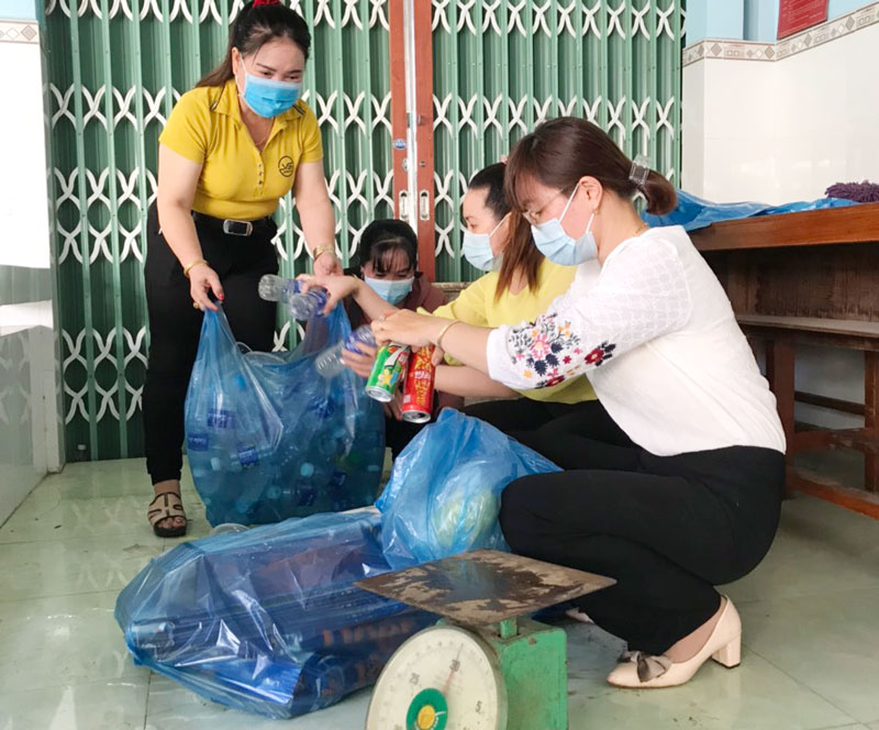 Thu gom ve chai để bán.