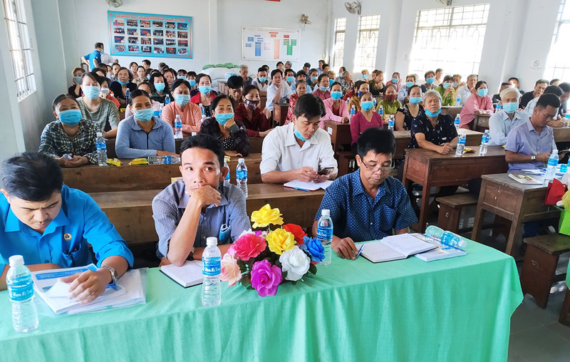 Người dân dự nghe công khai thông tin dự án điện gió. Ảnh: Bảo Toàn