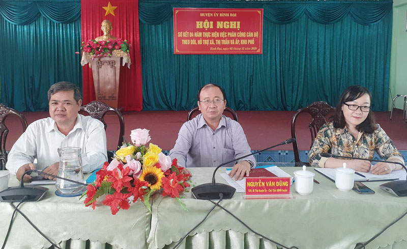 Kết quả 4 năm thực hiện phương châm “nắm” Từ trái qua: Phó bí thư Huyện ủy Nguyễn Quang Qui, Bí thư Huyện ủy - Chủ tịch UBND huyện Nguyễn Văn Dũng, Phó bí thư Thường trực Huyện ủy Bùi Thị Huyền Trang tại hội nghị tổng kết 4 năm thực hiện phương châm “nắm”. Ảnh: M. Nhân