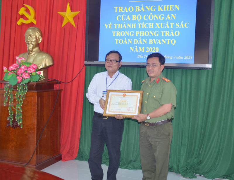 Trường Cao đẳng Bến Tre nhận bằng khen của Bộ Công an Lãnh đạo Công an tỉnh trao bằng khen của Bộ Công an cho Trường Cao đẳng Bến Tre.