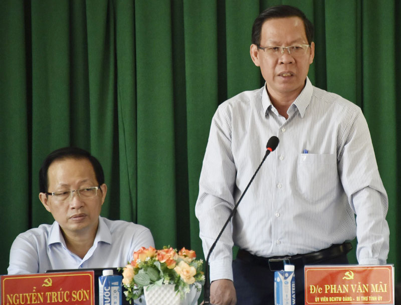 Bí thư Tỉnh ủy Phan Văn Mãi phát biểu tại buổi làm việc với Huyện ủy Chợ Lách. Ảnh: Thanh Đồng