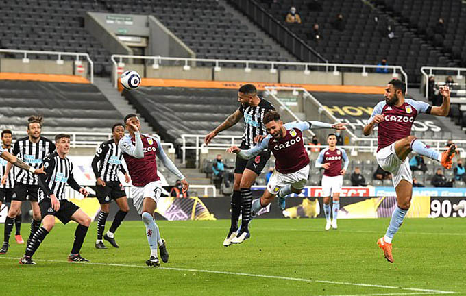 'Chích chòe' tiến gần nhóm xuống hạng Bàn thắng của Lascelles giúp Newcastle không thua Aston Villa
