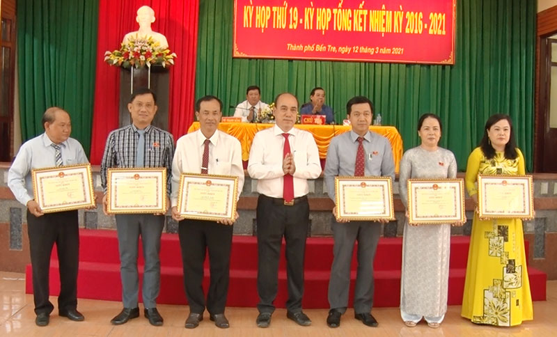 Bí thư Thành ủy Nguyễn Văn Tuấn trao giấy khen cho các tập thể.