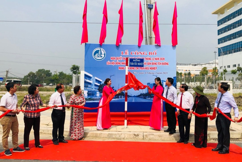 Công bố và gắn biển đường mang tên Trần Hữu Nghiệp Đại biểu gắn tên đường mang tên Trần Hữu Nghiệp.