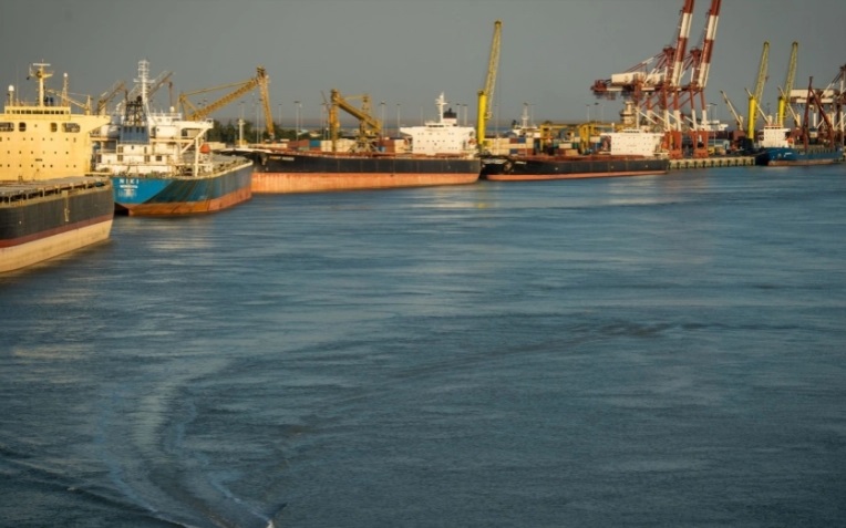 Tàu hàng và tàu container đậu ở bến tàu ở cảng Bandar Imam Khomeini, Iran. Ảnh: Bloomberg