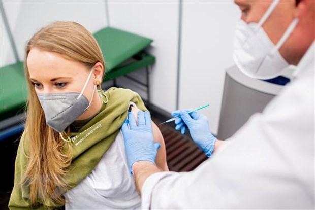 5 nước EU kêu gọi họp về tình trạng phân phối vaccine không công bằng Tiêm vaccine ngừa COVID-19 của AstraZeneca cho người dân tại Bremen, Đức ngày 26-2-2021. (Nguồn: AFP/TTXVN)