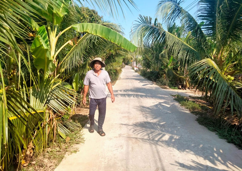 Anh Phan Văn Sử bên đoạn đường đi qua phần đất của mình.