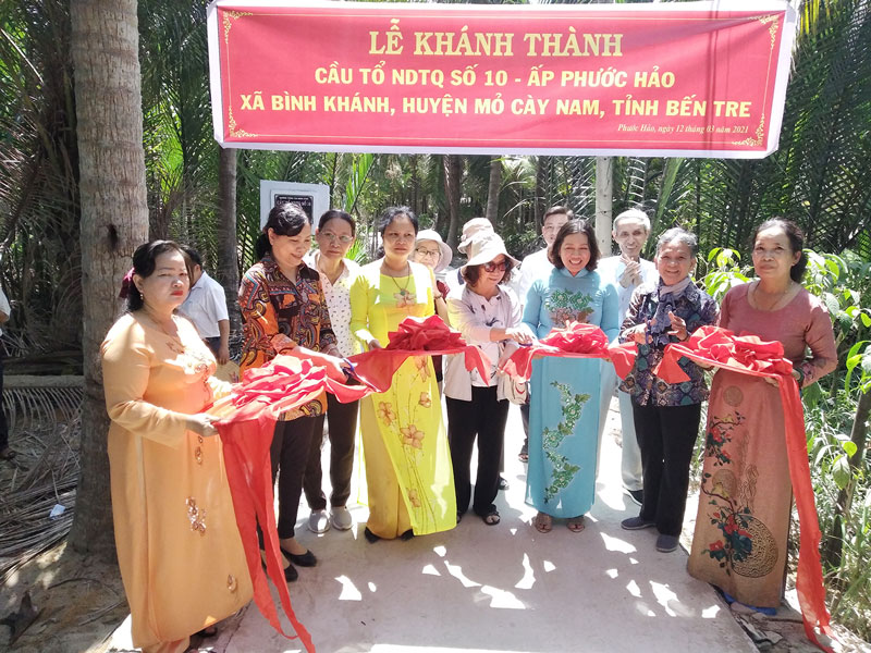 Hoạt động các huyện, thành phố ngày 14-3-2021 Đại biểu thực hiện nghi thức cắt băng khánh thành. Ảnh: Bảo Toàn