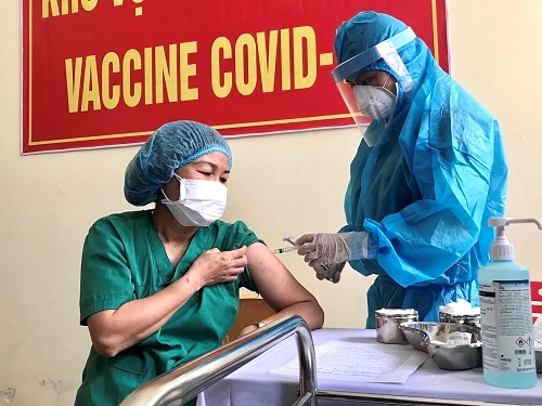 Sáng 15-3-2021, không ca mắc mới COVID-19 Nữ cán bộ y tế của Bệnh viện Phổi Đà Nẵng tiêm vắc xin phòng COVID-19. Ảnh: TL