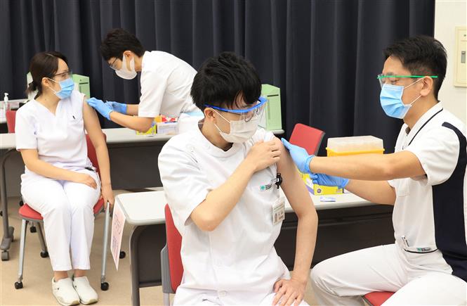 Tiêm vaccine phòng COVID-19 cho nhân viên y tế tại Tokyo, Nhật Bản, ngày 5-3-2021. Ảnh: AFP/ TTXVN