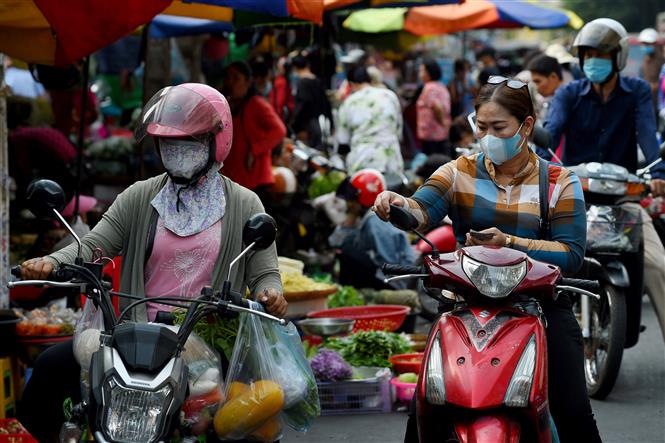 Người dân đeo khẩu trang phòng lây nhiễm COVID-19 tại Phnom Penh, Campuchia. Ảnh: AFP/ TTXVN