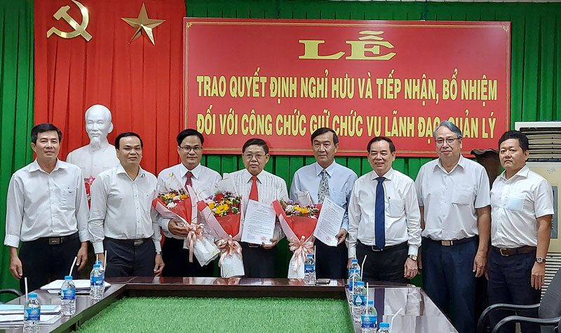 Chủ tịch UBND tỉnh Trần Ngọc Tam và các đại biểu chụp hình lưu niệm tại lễ trao quyết định.