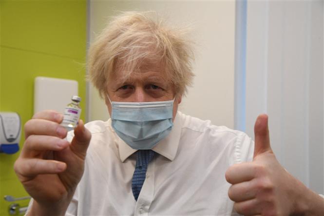 Thủ tướng Anh Boris Johnson giới thiệu vaccine ngừa COVID-19 AstraZeneca/Oxford tại trung tâm thí nghiệm ở Orpington, Đông Nam London, Anh ngày 15-2-2021. AFP/TTXVN