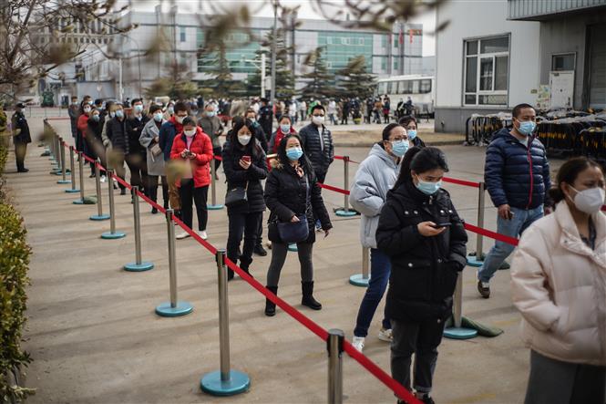  Người dân xếp hàng chờ tiêm vaccine phòng COVID-19 tại Bắc Kinh, Trung Quốc, ngày 21-2-2021. Ảnh: THX/TTXVN
