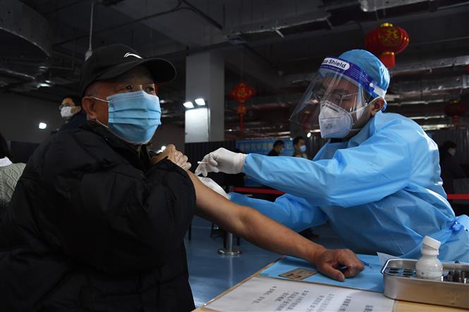 Nhân viên y tế tiêm vaccine phòng COVID-19 cho người dân tại Bắc Kinh, Trung Quốc, ngày 14-3-2021. Ảnh: THX/TTXVN