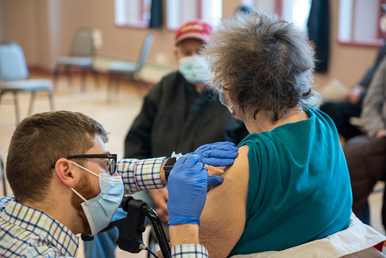 Tiêm vaccine phòng COVID tại Montana, Mỹ. Ảnh: Getty Images 