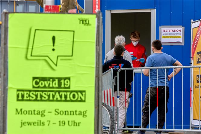 Người dân xếp hàng tại điểm xét nghiệm COVID-19 ở Vienna, Áo, ngày 13-3-2021. Ảnh: THX/ TTXVN
