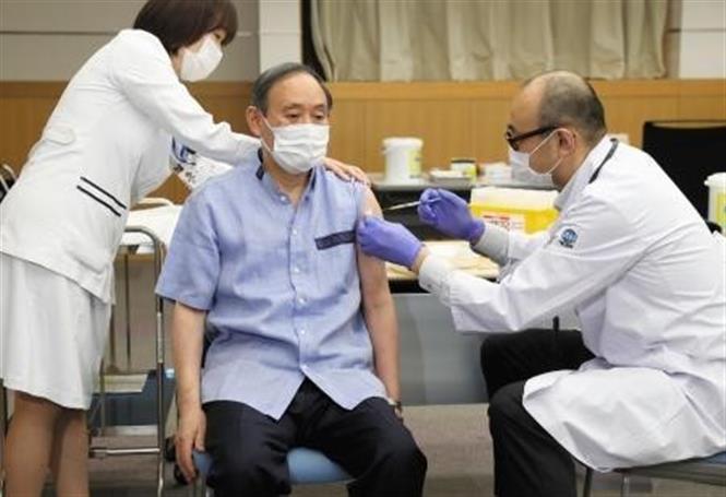 Thủ tướng Nhật Bản Suga Yoshihide (giữa) được tiêm vaccine ngừa COVID-19 tại thủ đô Tokyo ngày 16-3-2021. Ảnh: Kyodo/TTXVN