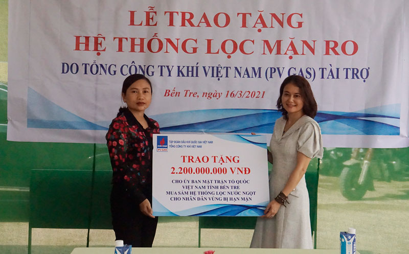 Đại diện nhà tài trợ trao tặng kinh phí lắp đặt hai máy lọc nước cho Ủy ban MTTQ Việt Nam tỉnh.