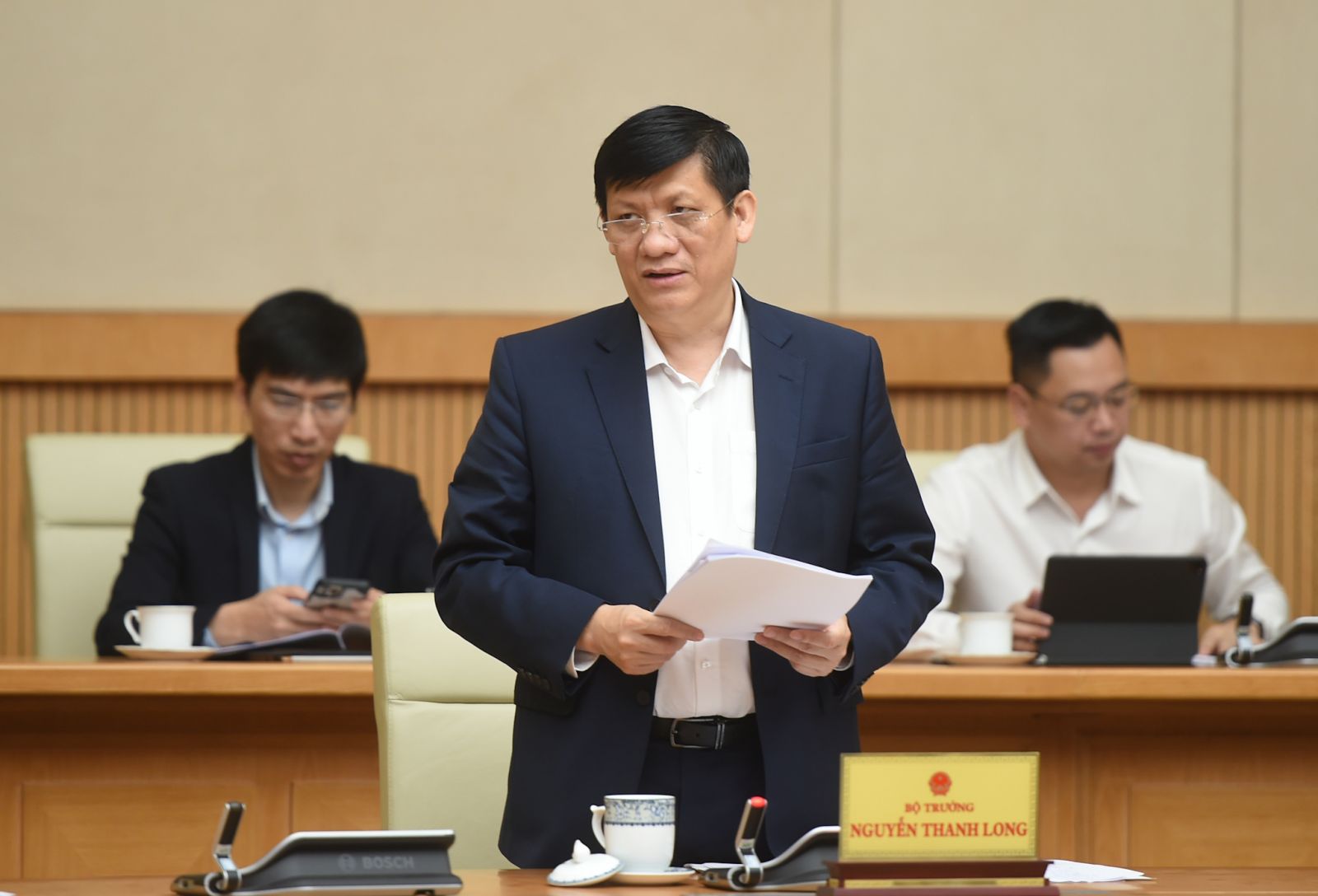 Thủ tướng Nguyễn Xuân Phúc chủ trì họp trực tuyến toàn quốc về COVID-19 Bộ trưởng Bộ Y tế Nguyễn Thanh Long báo cáo tại cuộc họp. Ảnh: VGP/Quang Hiếu