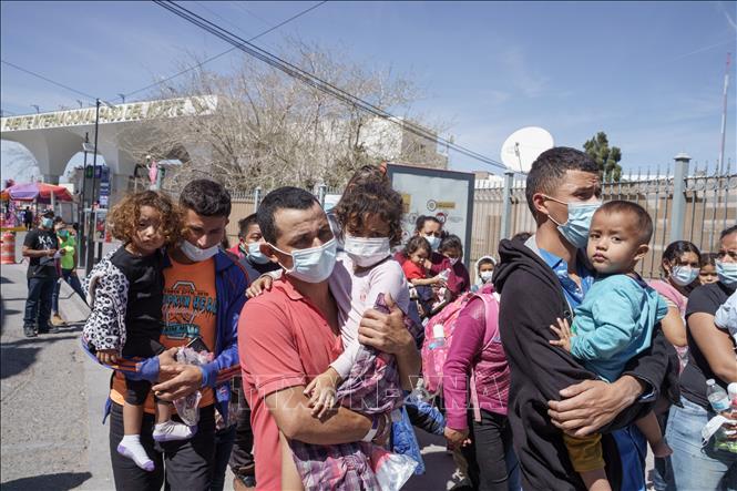 Người di cư Trung Mỹ di chuyển tại Ciudad Juarez, Mexico ngày 11-3-2021. Ảnh: AFP/TTXVN