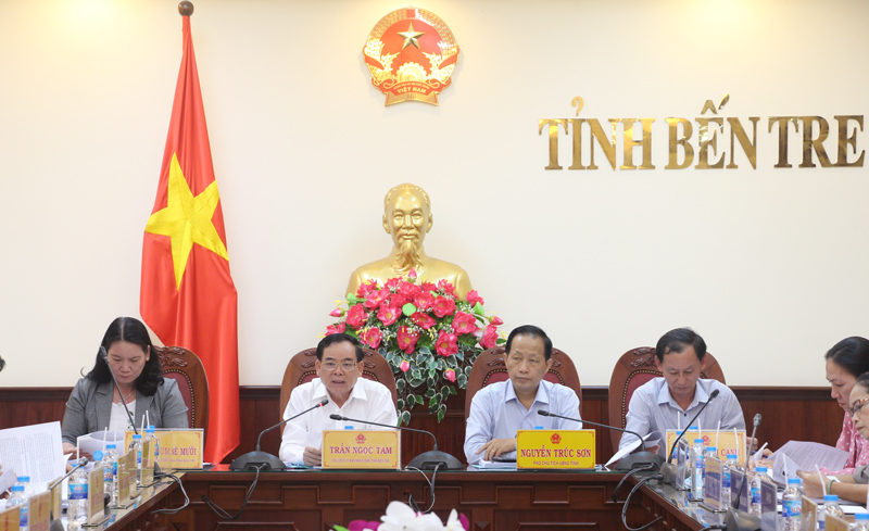 Thành viên UBND tỉnh họp lệ kỳ tháng 3-2021 Chủ tịch UBND tỉnh Trần Ngọc Tam chủ trì cuộc họp.