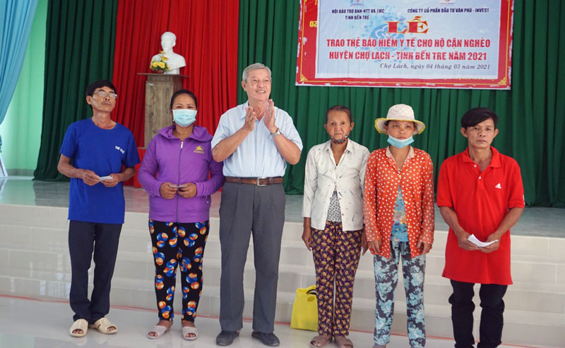 Hội Bảo trợ bệnh nhân nghèo, người tàn tật và trẻ mồ côi tỉnh trao thẻ bảo hiểm cho người nghèo. Ảnh: HBT