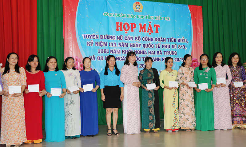 Công đoàn Giáo dục tỉnh tuyên dương 20 nữ cán bộ công đoàn tiêu biểu Tuyên dương 20 Nữ cán bộ công đoàn tiêu biểu.