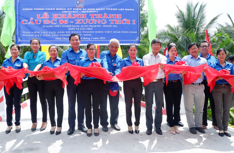 Đại biểu cắt băng khánh thành cầu. Ảnh: Minh Mừng