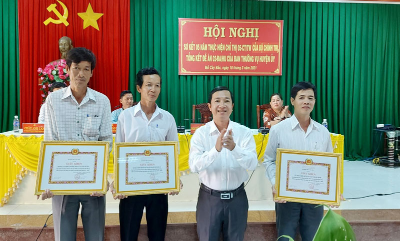 Bí thư Huyện ủy Mỏ Cày Bắc Nguyễn Văn Trung khen thưởng các tập thể tiêu biểu tại hội nghị sơ kết 5 năm thực hiện Chỉ thị số 05-CT/TW.