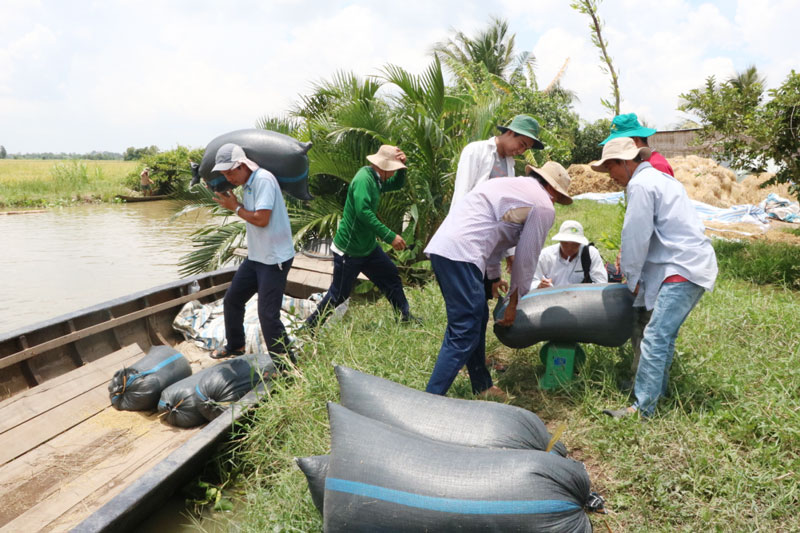 Nhiều lao động ở nông thôn rất cần việc làm tại chỗ.