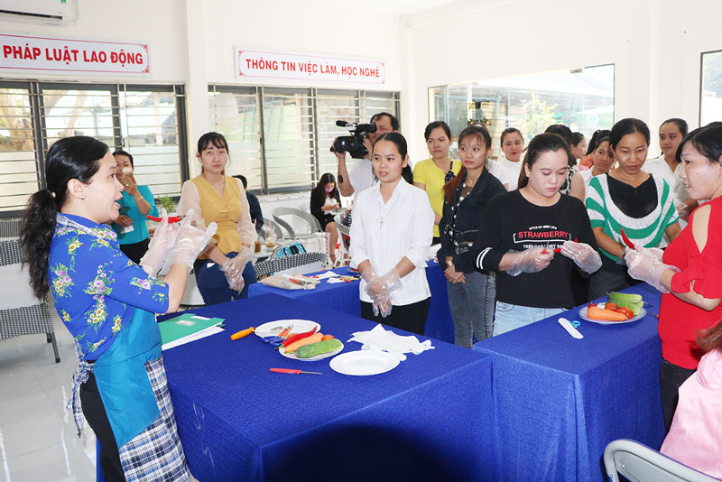 Nhiều lao động nữ học nghề nấu ăn để làm việc ở các trường học mầm non, điểm giữ trẻ.