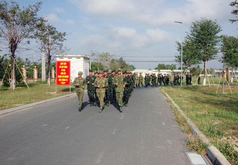 Cán bộ, chiến sĩ thực hành chạy xung quanh khu vực Bộ Chỉ huy: Ảnh: Đặng Thạch - Bùi Linh