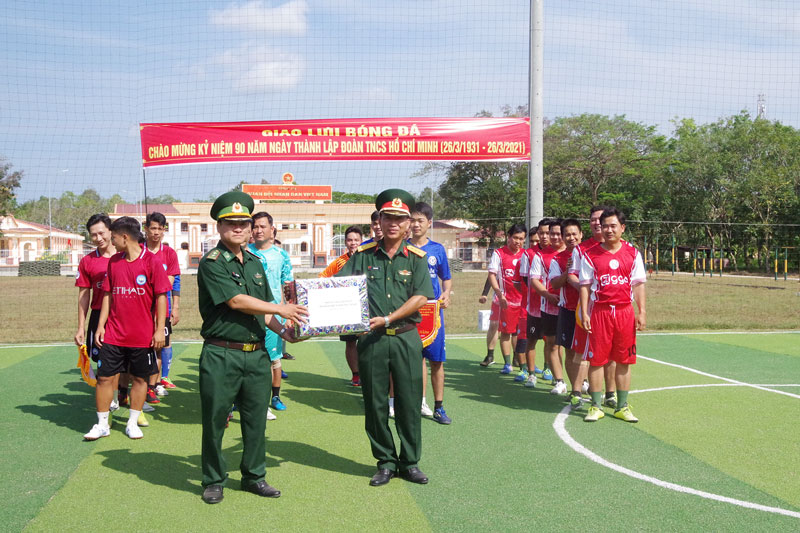 Giao lưu bóng đá với các cơ quan, đơn vị và xã kết nghĩa. Ảnh: Anh Tuấn