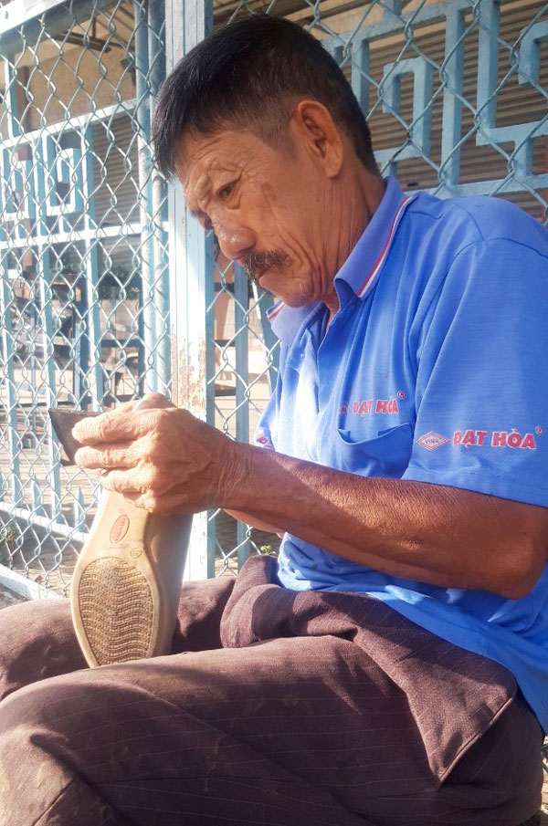 Ông Đức cần mẫn với nghề sửa giày Ông Đức trong giờ lao động với nghề sửa giày.