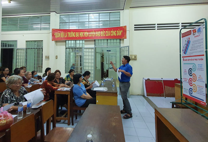 Bí thư Đoàn Phường 5, TP. Bến Tre Nguyễn Trung Hiếu tuyên truyền cho người dân về dịch vụ công trực tuyến mức độ 4 tại cuộc họp khu phố.