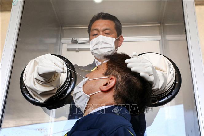 Nhân viên y tế thực hành lấy mẫu xét nghiệm COVID-19 tại Yokosuka, tỉnh Kanagawa, Nhật Bản. Ảnh: AFP/TTXVN