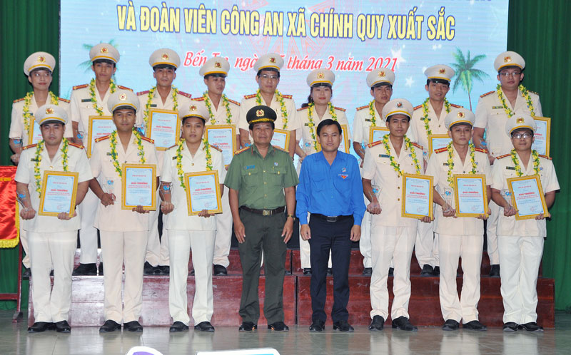 Tuyên dương thanh niên Công an Bến Tre tiêu biểu làm theo lời Bác. Ảnh: P. Vinh