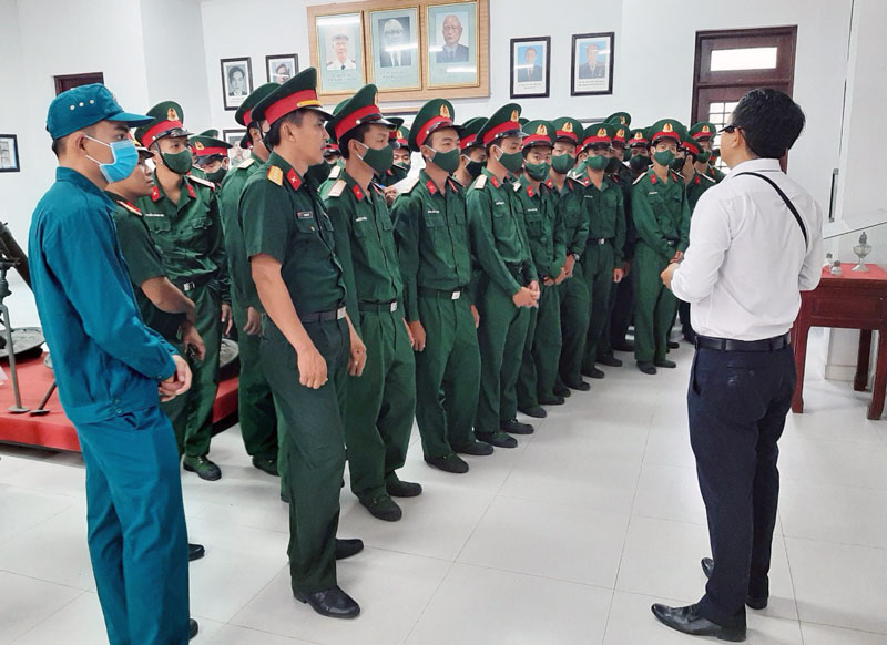 Cán bộ, đoàn viên lực lượng vũ trang tham quan Khu di tích Y4 dịp 90 năm Ngày thành lập Đoàn. Ảnh: Đặng Thạch