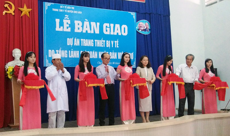 Cắt băng bàn giao trang thiết bị y tế. Ảnh: Trúc Ly