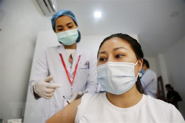 Nhân viên y tế tiêm vaccine cho người dân tại Phnom Penh, Campuchia ngày 2-3-2021. (Nguồn: THX/TTXVN)