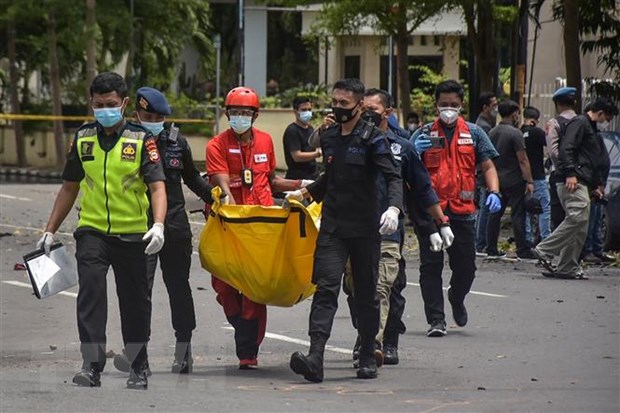 Indonesia: Đối tượng thực hiện đánh bom chịu ảnh hưởng của tổ chức IS Cảnh sát chuyển thi thể nghi phạm tại hiện trường vụ đánh bom liều chết bên ngoài nhà thờ ở Makassar, Indonesia, ngày 28-3-2021. Ảnh: AFP/TTXVN