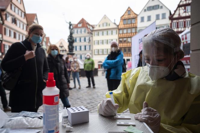 Người dân chờ làm xét nghiệm COVID-19 tại thành phố Tuebingen, Đức ngày 17-2-2021. Ảnh: Getty Images/TTXVN