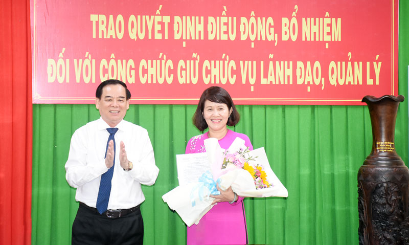 Chủ tịch UBND tỉnh trao Quyết định cho đồng chí Nguyễn Thị Quỳnh Nga.